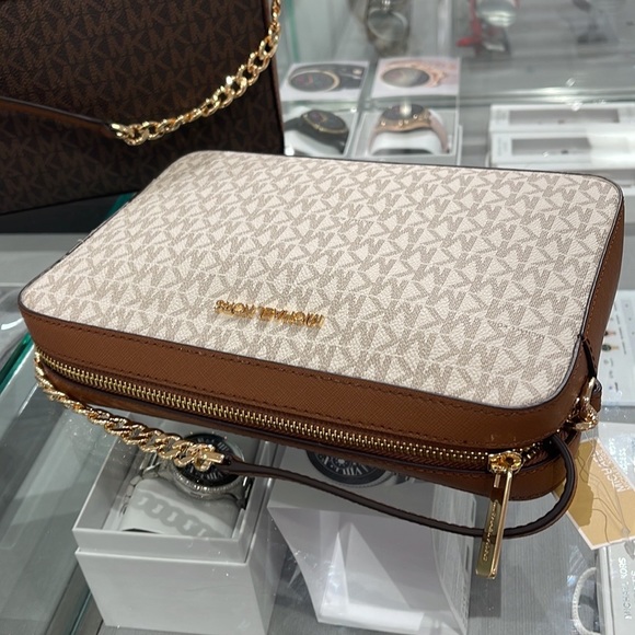 Michael Kors Jet Set Item Large East West Zip Crossbody Vanilla Signature - Picture 16 of 16